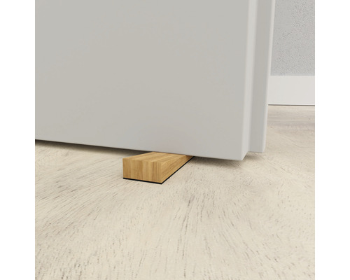 Butoir de porte en bois sous une porte