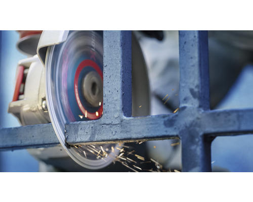 Une grille métallique est travaillée à la meuleuse d''angle, ce qui provoque des étincelles.