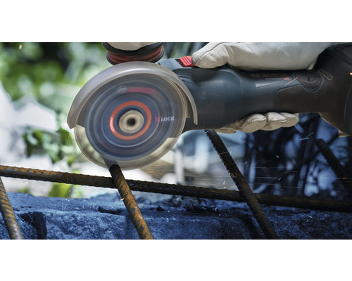 Une personne coupe de l''acier avec une meuleuse angulaire X-Lock.