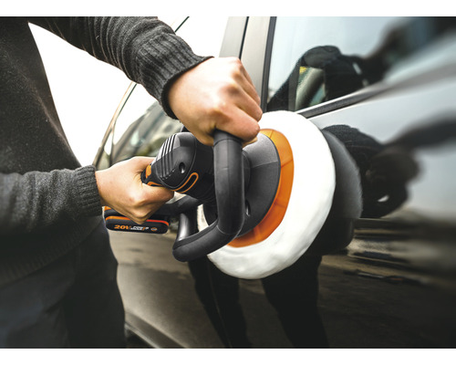 Une personne polit une voiture avec une polisseuse.