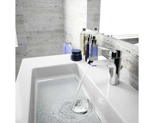 Modernes Badezimmer Waschbecken mit Armatur und fließendem Wasser.