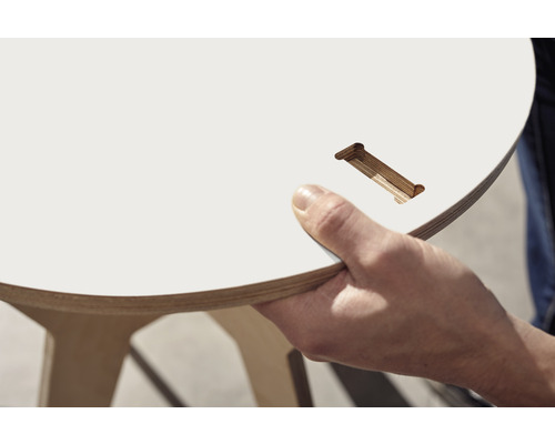 Vue détaillée d''une table ronde avec détail de jointure en bois