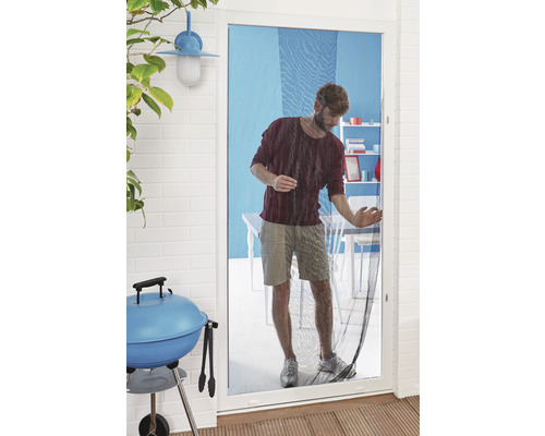 Un homme passe une porte moustiquaire.