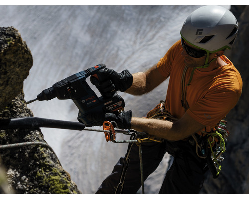 Un artisan perce un trou dans une roche à l'aide d'un marteau perforateur Bosch.