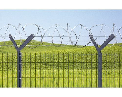 Doppelstabmattenzaun mit Stacheldraht vor grüner Landschaft