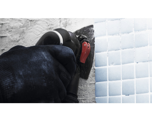 Outil multifonction en cours d''utilisation pour retirer des carreaux