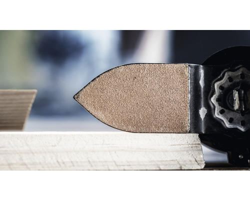 Feuille abrasive oscillante utilisée sur du bois