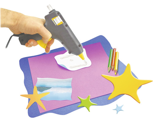 Heissleimpistole im Einsatz mit Papier und Sternen für Bastelarbeiten