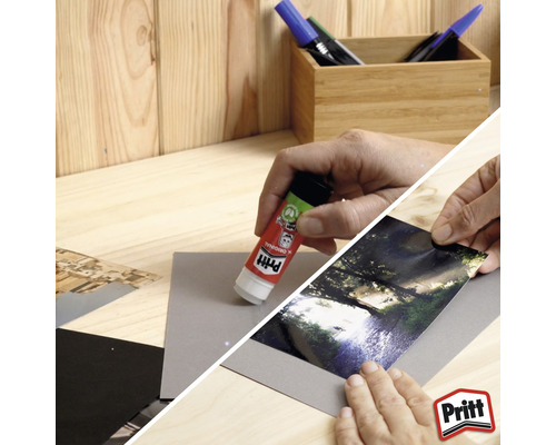 La scène montre l''utilisation d''un bâton de colle Pritt pour coller une photo sur du papier
