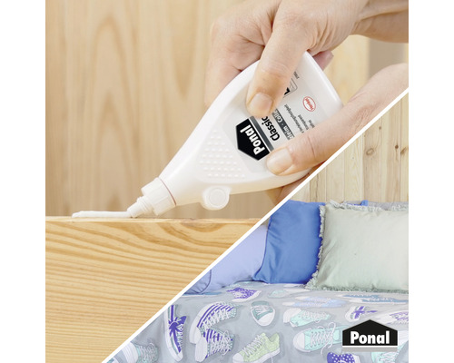 Eine Hand trägt Holzleim auf ein Holzbrett auf, im Hintergrund ein Bett mit Kissen und Bettwäsche. Ponal Logo.