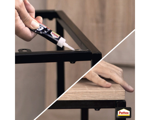 Auftragen von Montagekleber auf ein Möbelstück mit Pattex Logo.