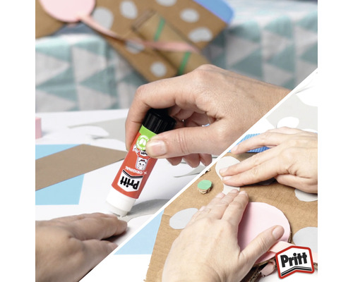 Eine Person verwendet einen Klebestift von Pritt zum Basteln mit Papier und Pappe.