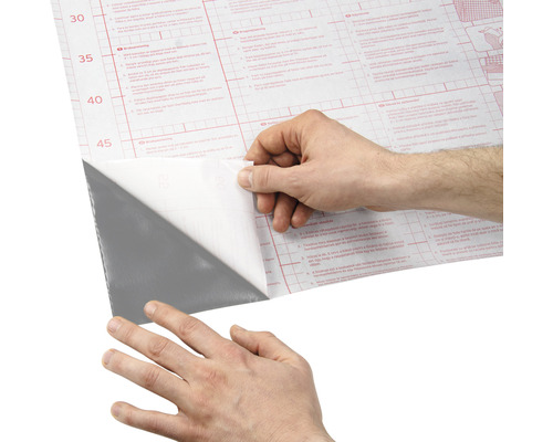 Une personne retire le film protecteur d''un film autocollant