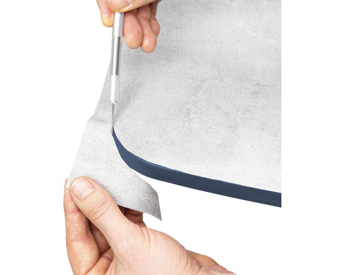 Coupe du film de bande d''étanchéité au couteau