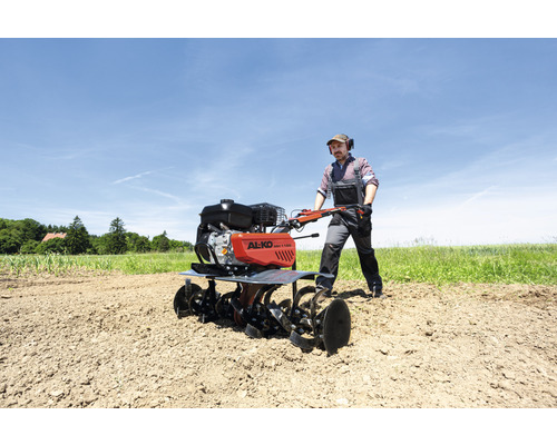 Un homme travaille un champ avec une motobineuse AL-KO.