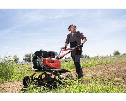 Un homme travaille avec une motobineuse AL-KO dans un champ.