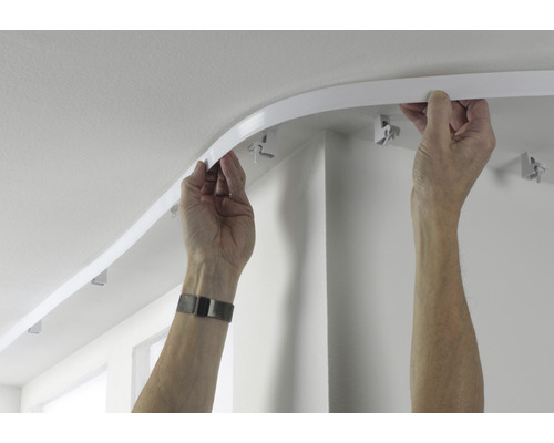Installation d''une tringle à rideaux flexible au plafond avec clips de fixation