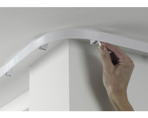 Détail de montage du rail de rideau de plafond