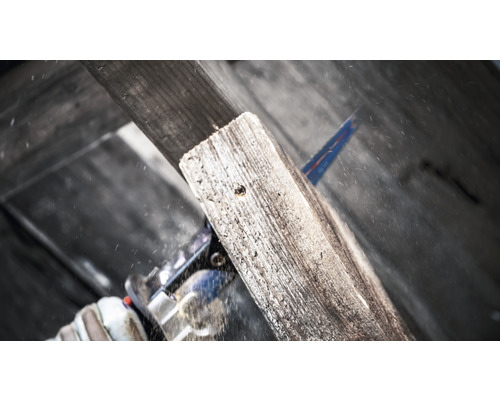 Handsäge beim Sägen eines Holzstücks