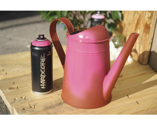 MTN Montana Hardcore Sprühlack RV-4007 Cherry 400 ml Giesskanne und Sprühfarbe auf einer Holzoberfläche.