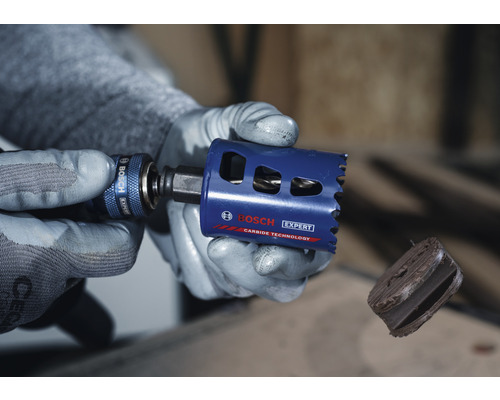 Scie cloche Bosch avec technologie EXPERT Carbide en utilisation
