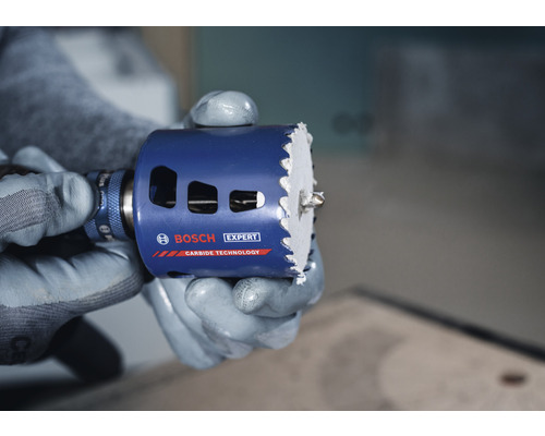 Scie cloche Bosch Expert Carbide Technology tenue dans les mains