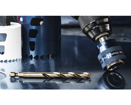 Perceuse avec scie cloche et foret à métaux