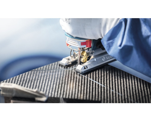 Nahaufnahme einer Stichsäge, die ein Werkstück sägt