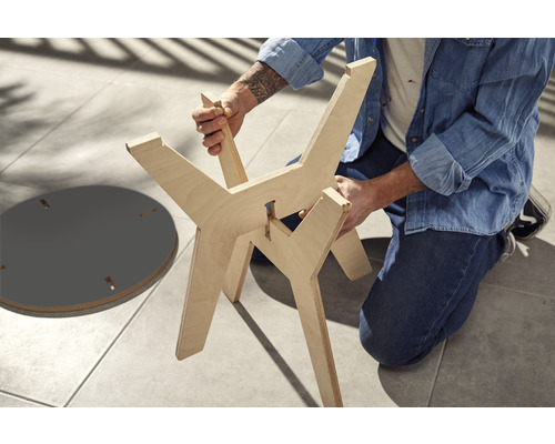 Montage d''une table en bois avec plateau rond