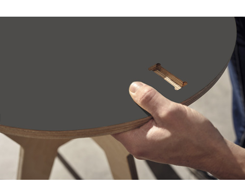 Vue détaillée d''une table ronde avec assemblage en bois