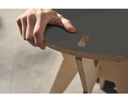 Table avec plateau et pieds en bois