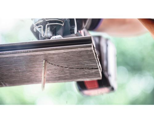 Scie sauteuse coupant une pièce