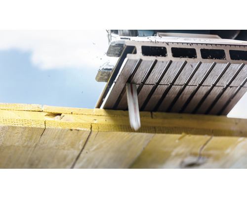 Scie à panneaux en cours d''utilisation pour couper du bois