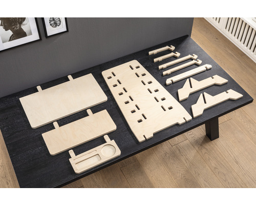 Pièces détachées d''un rehausseur de bureau réglable en hauteur en bois sur une table