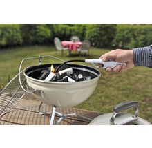 Allumer du charbon de bois avec un allume-gaz dans un barbecue au charbon de bois