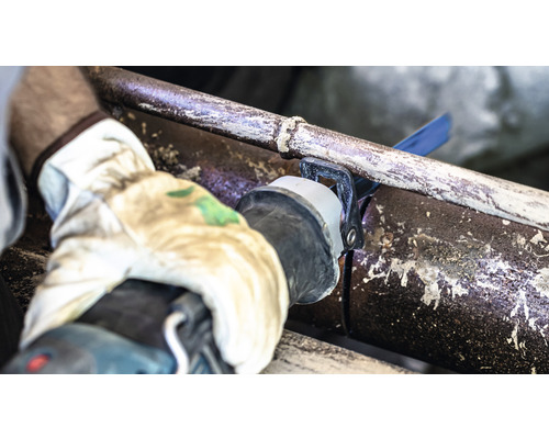 Rohr wird mit einer Säbelsäge zugeschnitten.