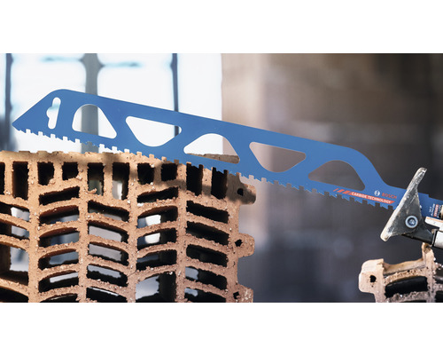 Lame de scie sabre bleue Bosch coupant une brique