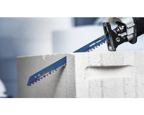 Säbelsäge schneidet in einen Stein