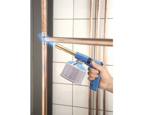 Handlötgerät beim Löten von Kupferrohren.