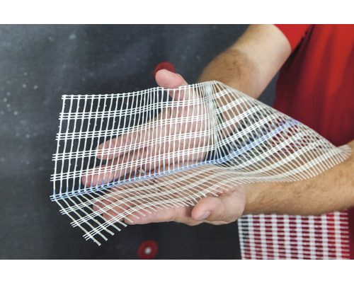 Personne tenant un tissu d''armature dans sa main