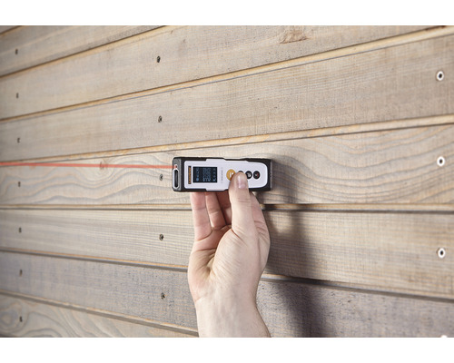 Main avec télémètre laser sur bois