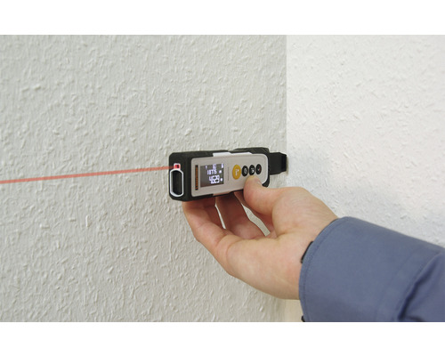 Télémètre laser utilisé sur un mur