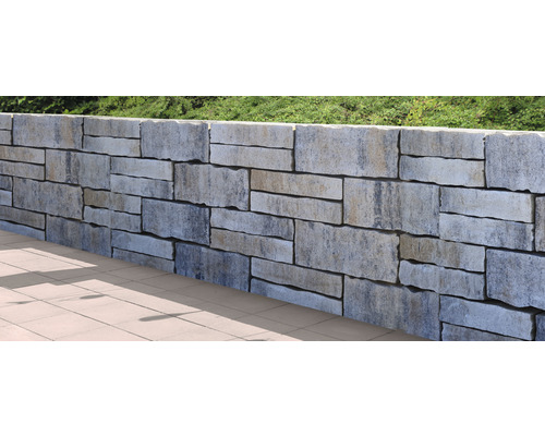 Mauer aus Natursteinen im Aussenbereich