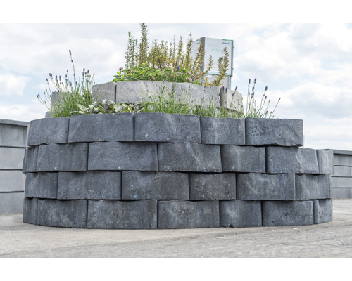 Jardinière surélevée à trois niveaux en blocs de béton avec plantation