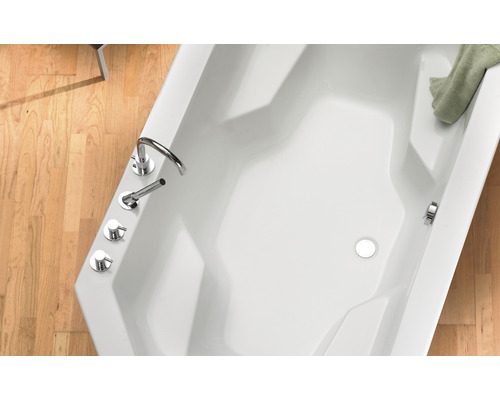 Aufnahme von oben einer rechteckigen Badewanne mit Armaturen