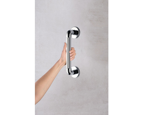 Hand hält einen verchromten Haltegriff mit Saugnäpfen zur Unterstützung im Badezimmer