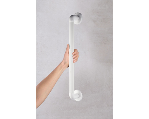 Une main tient une barre d''appui pour le soutien