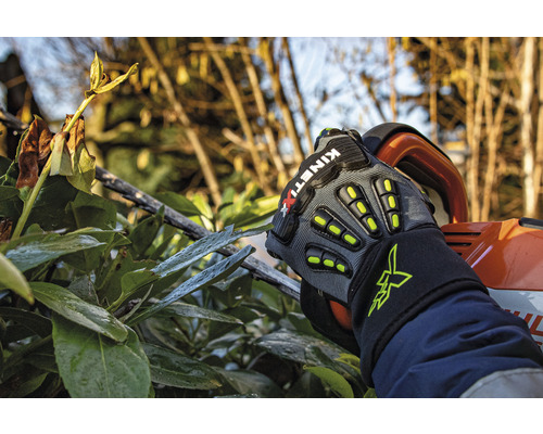 KinetiXx Arbeitshandschuhe beim Heckenschneiden