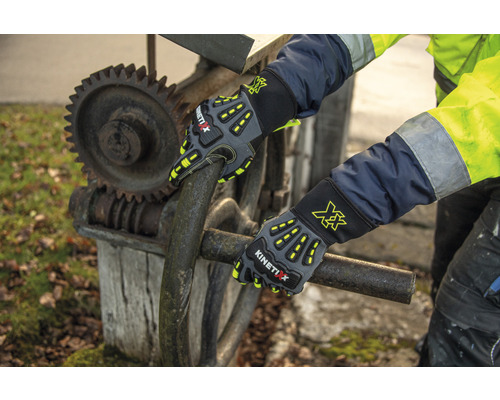 KinetiXx Arbeitshandschuhe beim Halten einer Metallstange vor einem Zahnrad