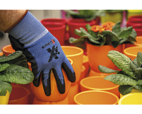 KinetiXx Logo auf Arbeitshandschuh vor Blumentöpfen